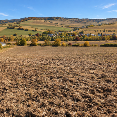 Poľnohospodársky pozemok na predaj v Lipanoch – 1 207 m²