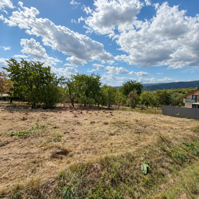 Drienica - pozemok na predaj so šírkou 32m v časti pre dom!