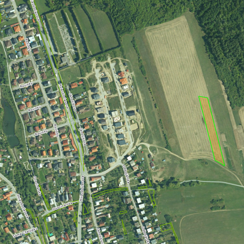 Orná pôda o rozlohe 5559 m2, využívaná na poľnohospodársku činnosť v časti Lány pod Hájom.
